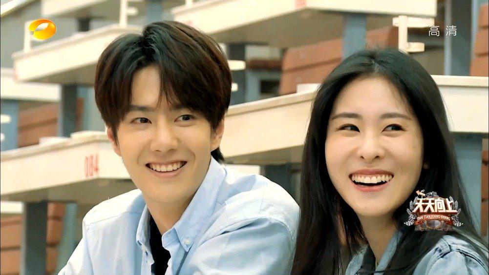 张碧晨和王一博合作拍花,两人看钟懵逼了,哈哈哈哈不要这个花