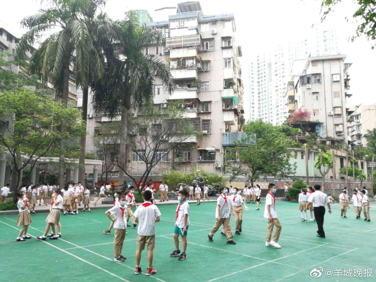 广州东风东路小学,第一节下课啦,同学们欢天喜地出操场运动