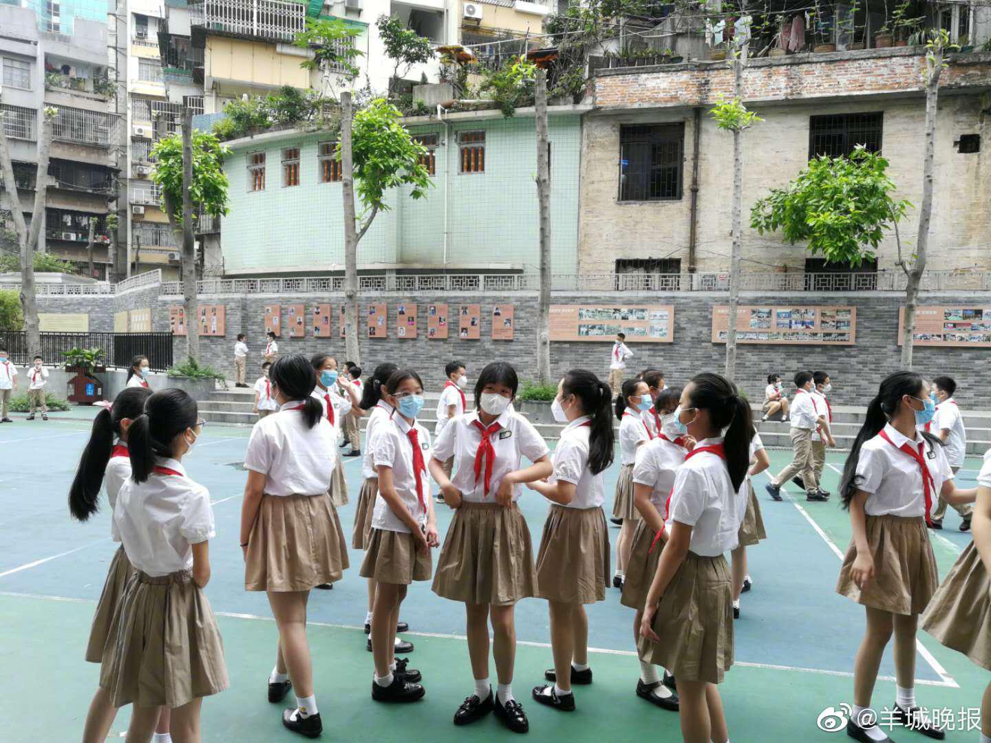 广州东风东路小学,第一节下课啦,同学们欢天喜地出操场运动