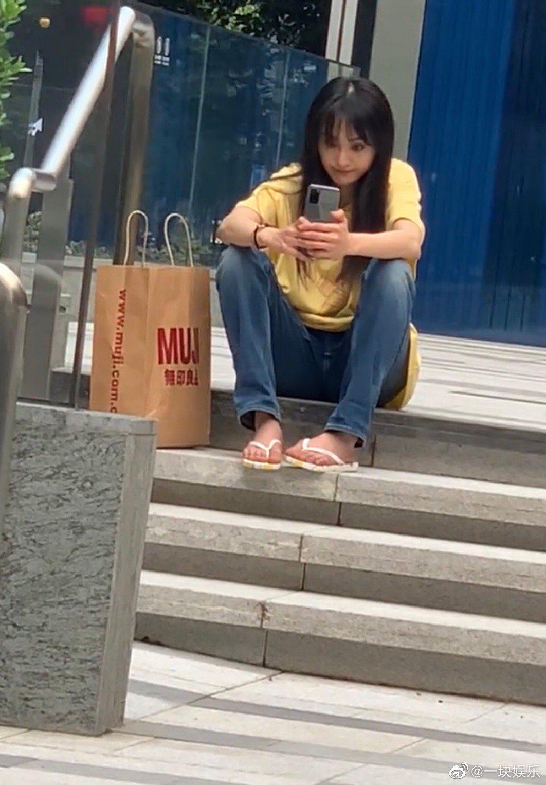 郑爽穿着人字拖在上海路边就这样随意的拍起了小视频