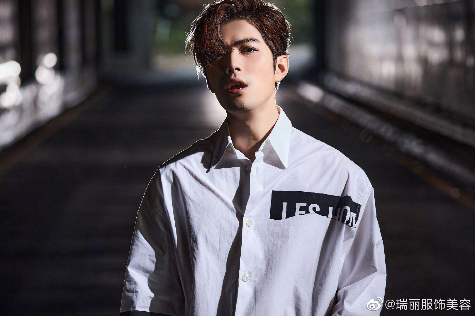 拼接衬衫的颜色碰撞给本身严肃的衬衫带来活泼感……|贺峻霖|宋亚轩