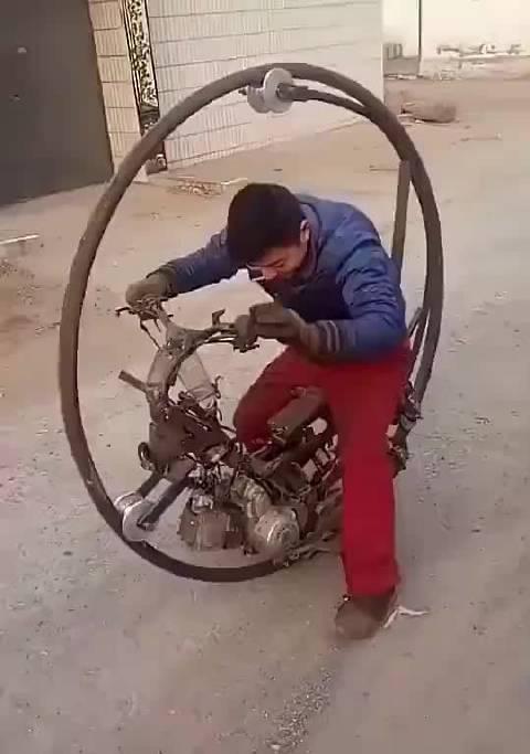 铁甲小宝里的车轮滚滚?