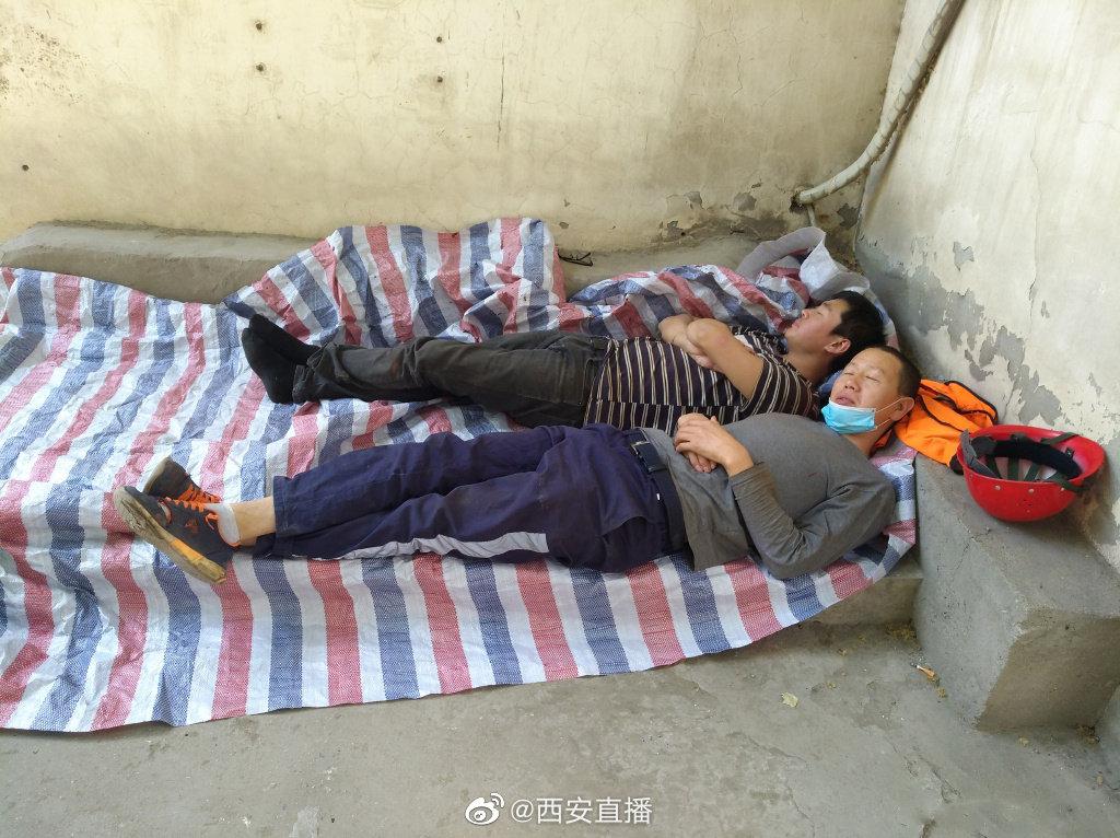 席地而睡的民工们