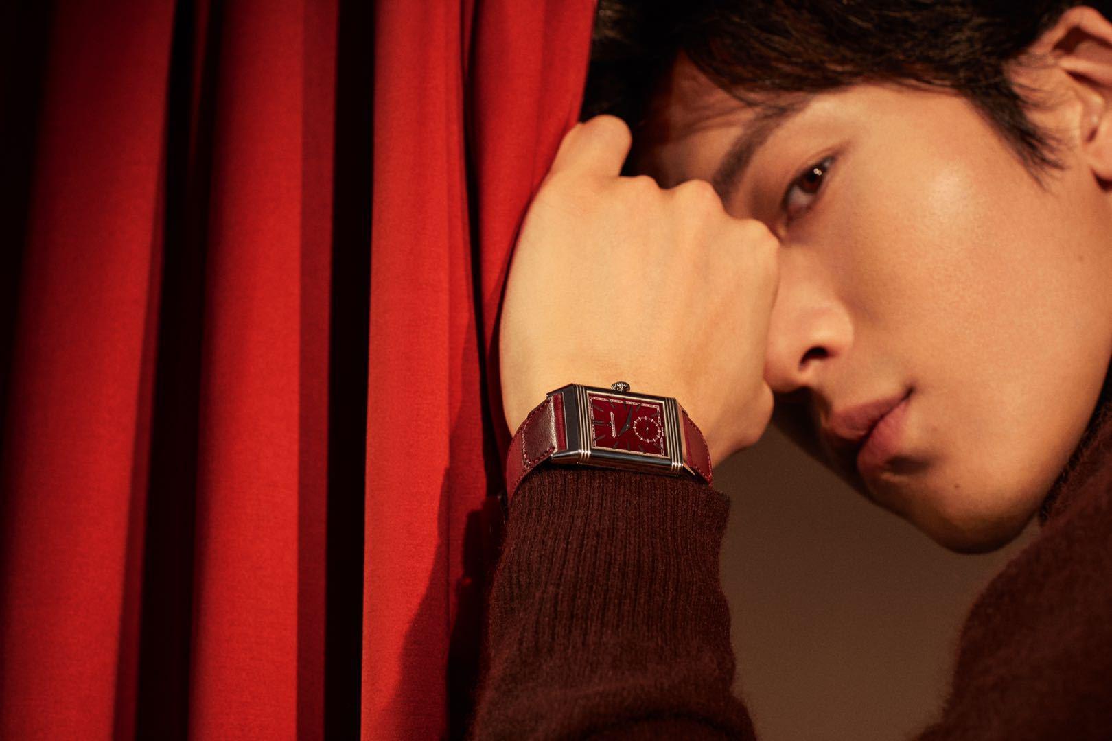 今日,@井柏然 曝光一组520腕表大片.在光影中点燃心动