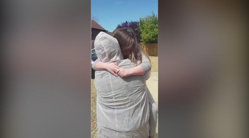 英国一名护理人员因疫情与女儿7周未见 团聚时紧紧拥抱场面感人