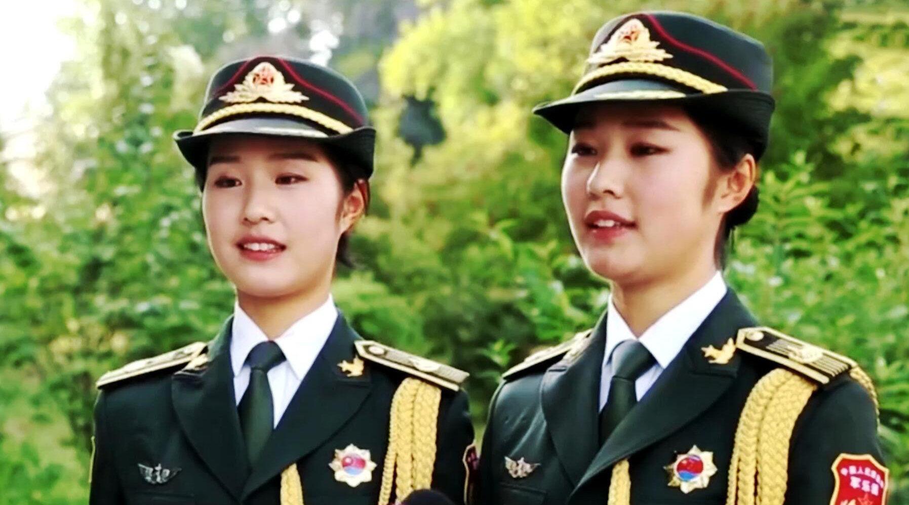 解放军联合军乐团的两名女兵,高颜值的"00后"双胞胎姐妹!