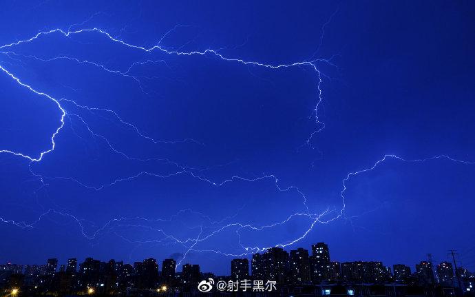 2020年5月21日晚，一道闪电从大连市甘井子区上空划过