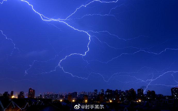 2020年5月21日晚，一道闪电从大连市甘井子区上空划过