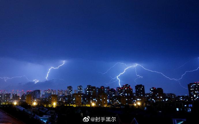 2020年5月21日晚，一道闪电从大连市甘井子区上空划过