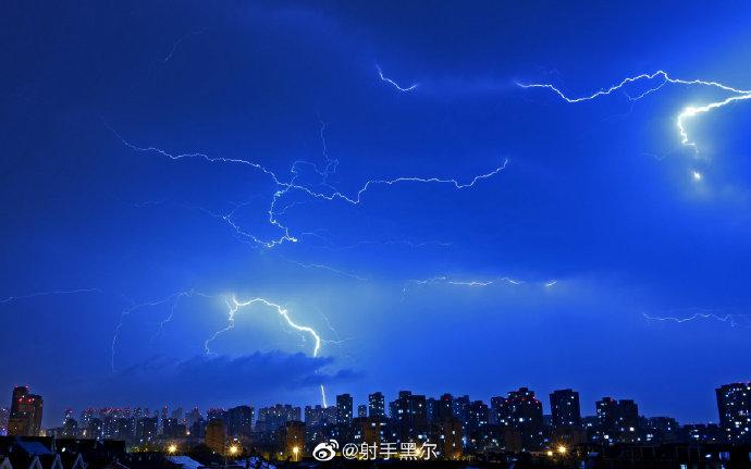 2020年5月21日晚，一道闪电从大连市甘井子区上空划过