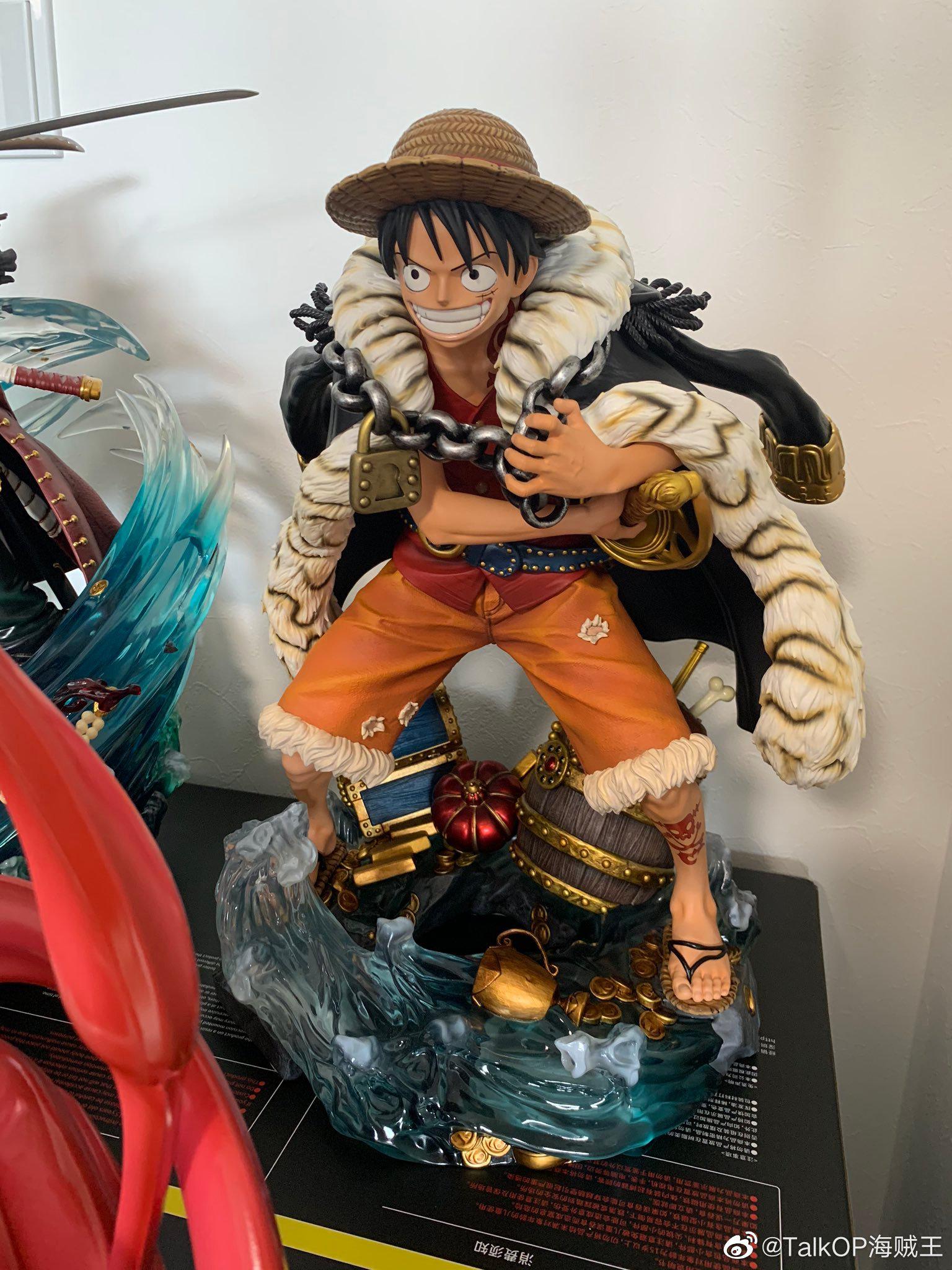 官方的海贼王大型雕像级手办路飞索隆女帝合照