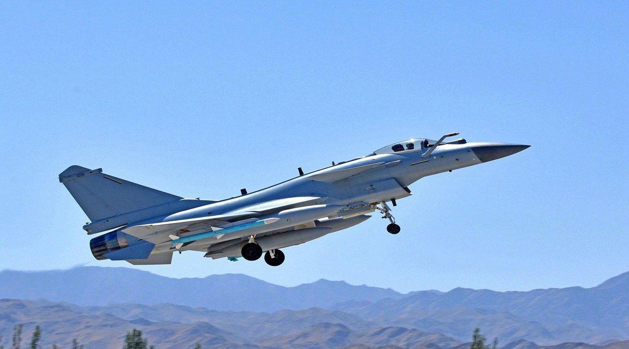 歼-10c露出"獠牙",比赛中战胜了苏-35战斗机,证明该机的强大