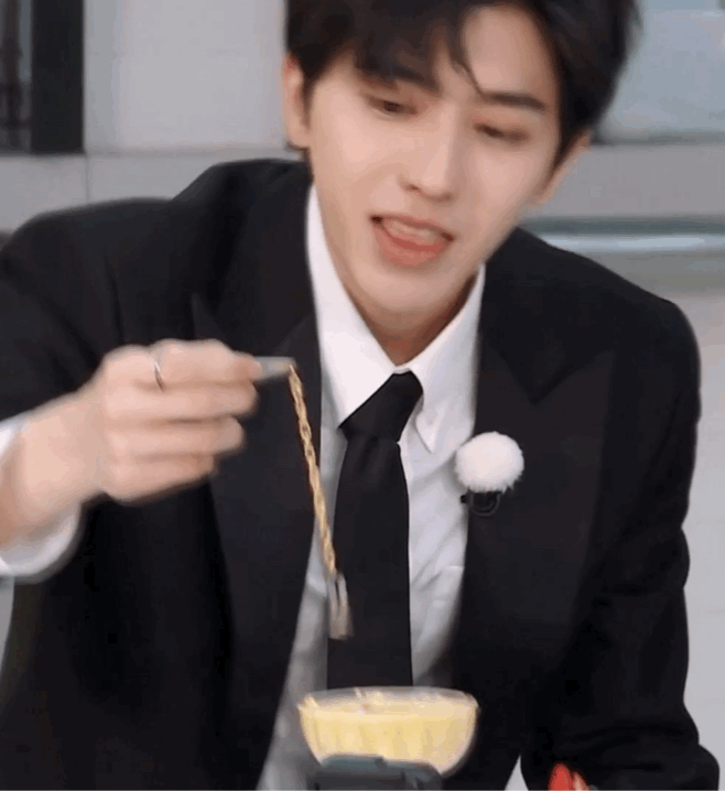 以为蔡徐坤在嗦方便面,点进来发现他在嗦链子,大型妈粉变质现场