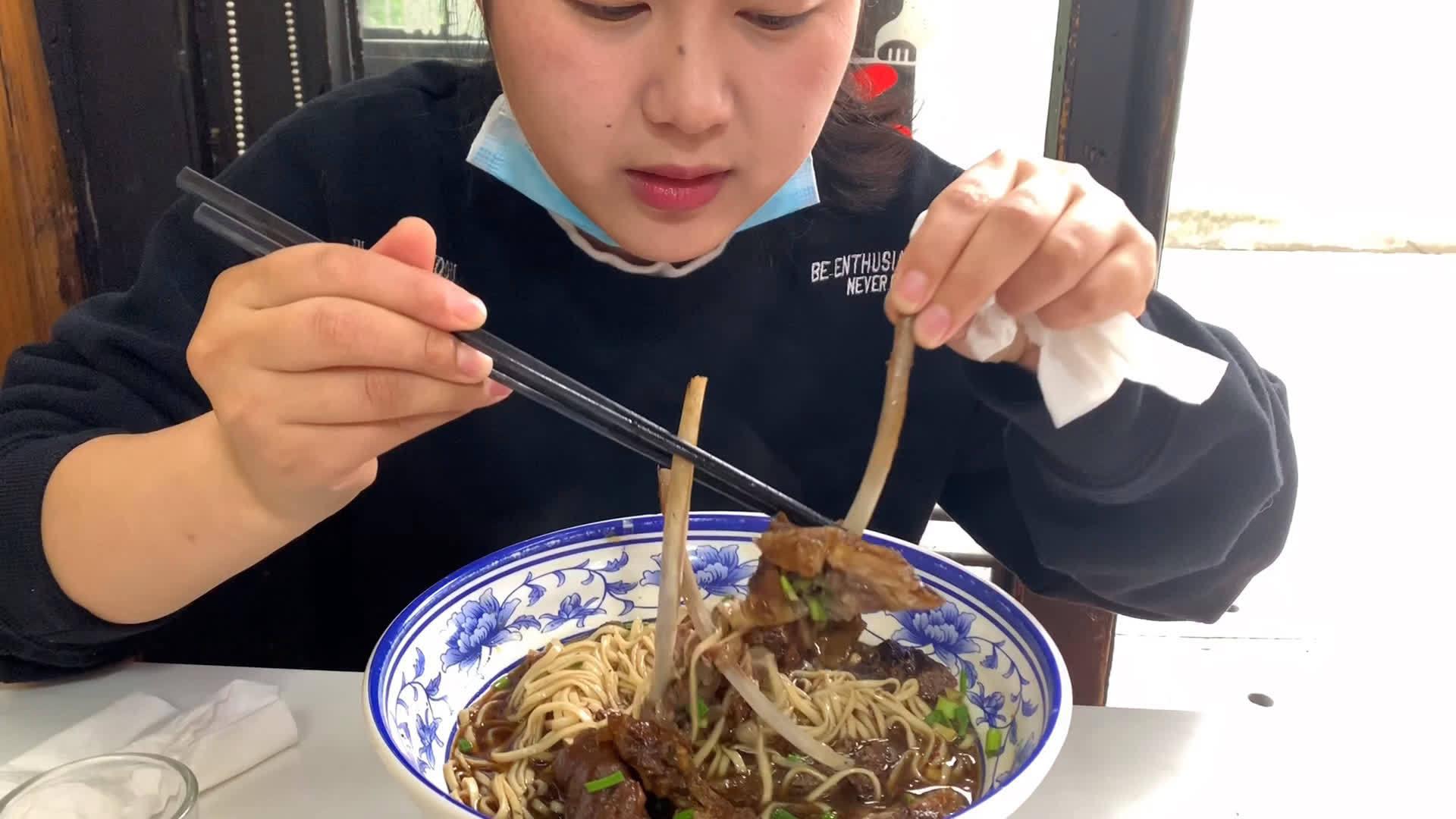 钱贝减肥到100斤以内了,今天破戒去吃羊肉面,这胃口太惊人了!