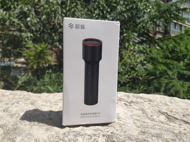 極蜂新品手電筒:高亮度多模式長續航_新浪眾測