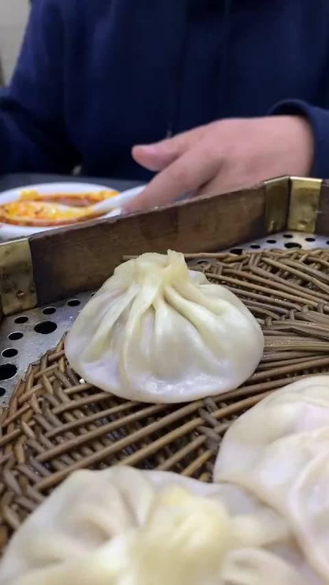 吃汤包的正确吃法,先喝汤再蘸醋或辣椒油