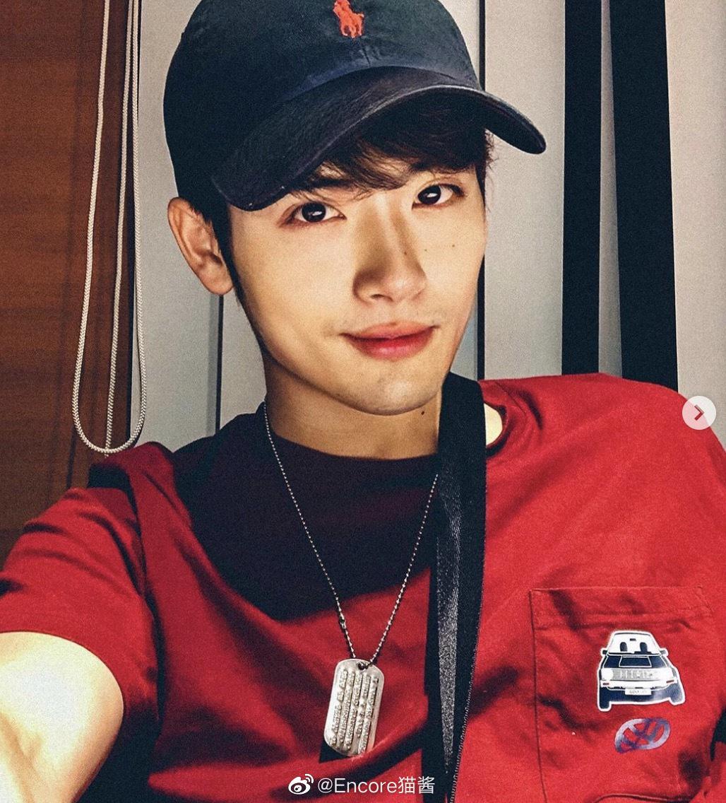 我裂开了我裂开了我裂开了 逛ins看到warps里的这个小哥哥 (长得