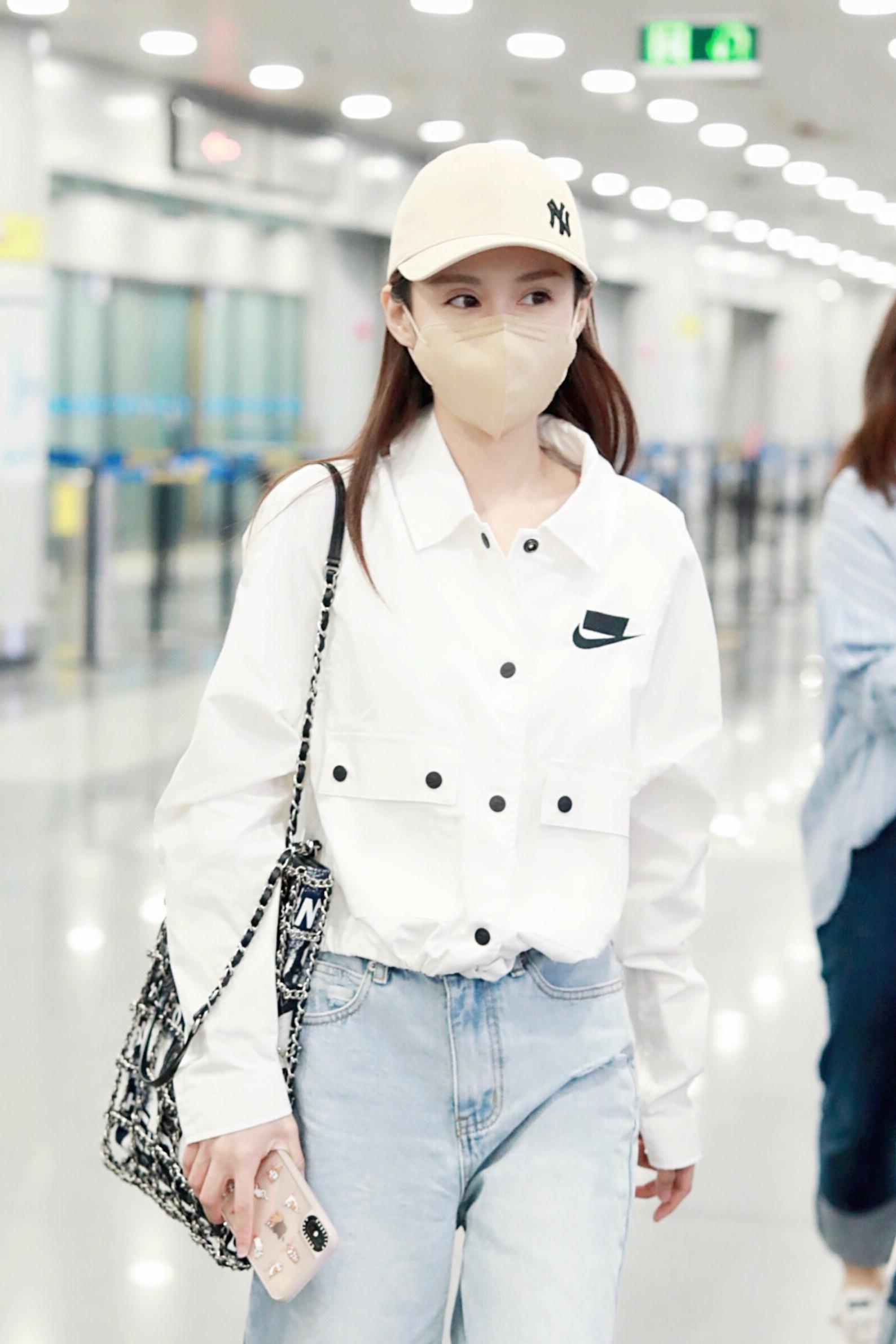 人气小花郑合惠子运动休闲look亮相机场甜美温柔风扑面而来