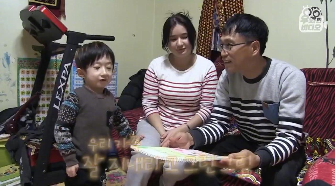 韩国8岁混血男孩患怪病长不大