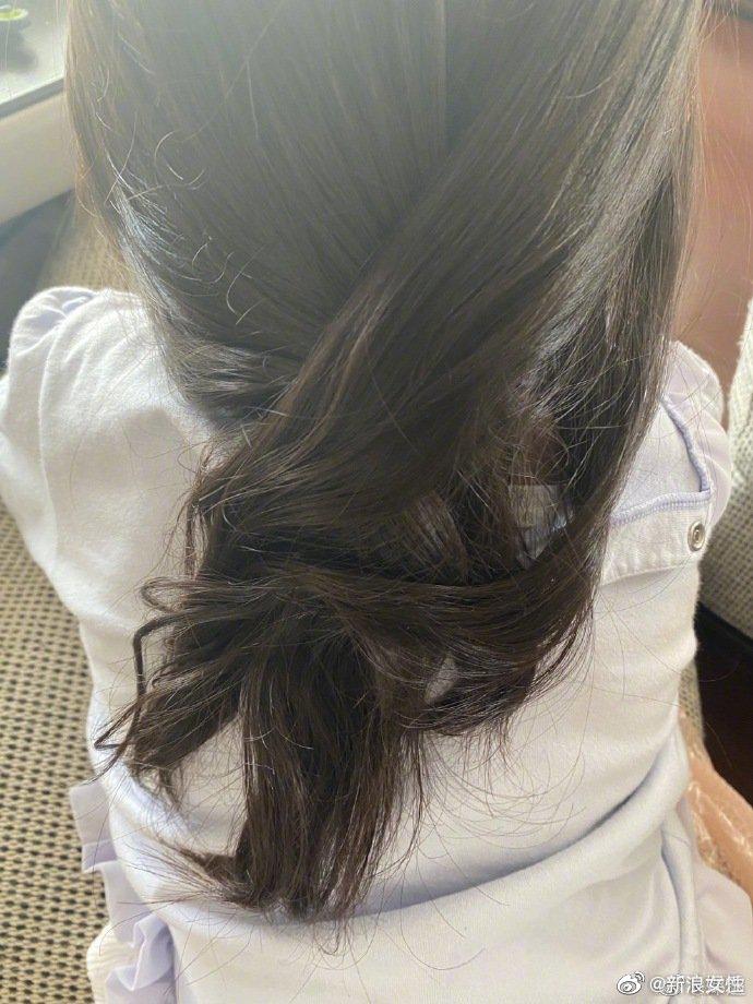 又是妈见打系列邓超在微博晒自己第一次给小花妹妹编麻花辫的