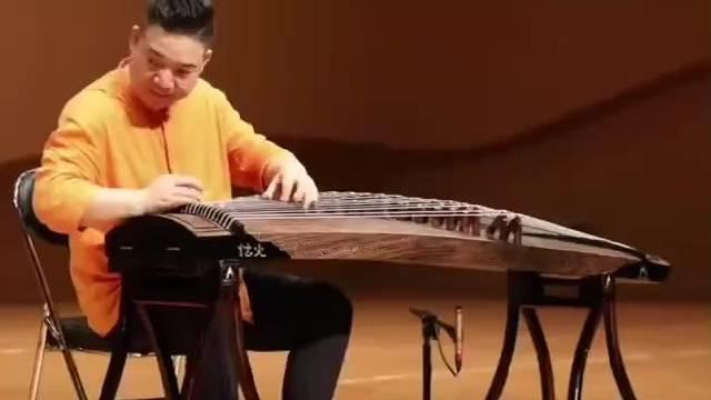 王中山老师古筝演奏《彩云追月》片段_新浪新闻