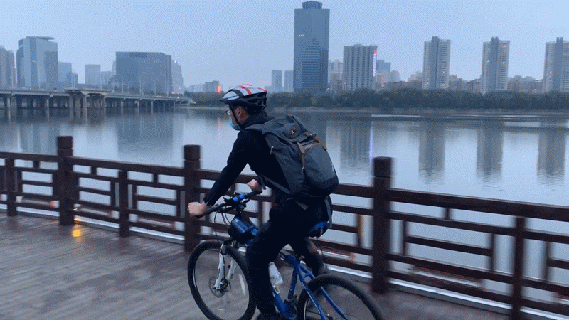 水泥灰復古元素,這款背包我沒受得了_新浪眾測