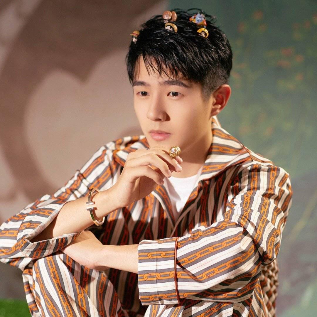 衣柜里少说有好几件[并不简单]一起看看#朱正廷[超话]##焉栩嘉[超话]