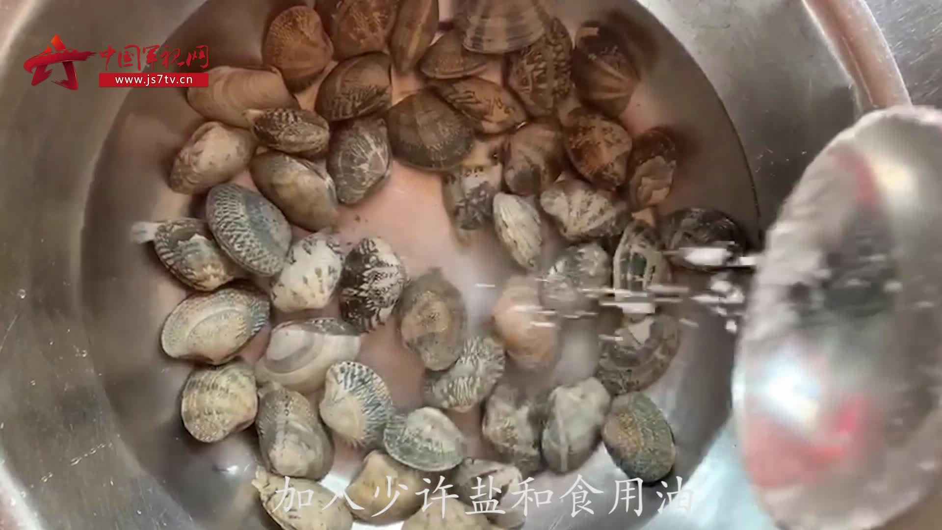 鸡屎螺夜间统一行动,白蛤蜊被紧紧吸住,大梅赶海怎么能放过!