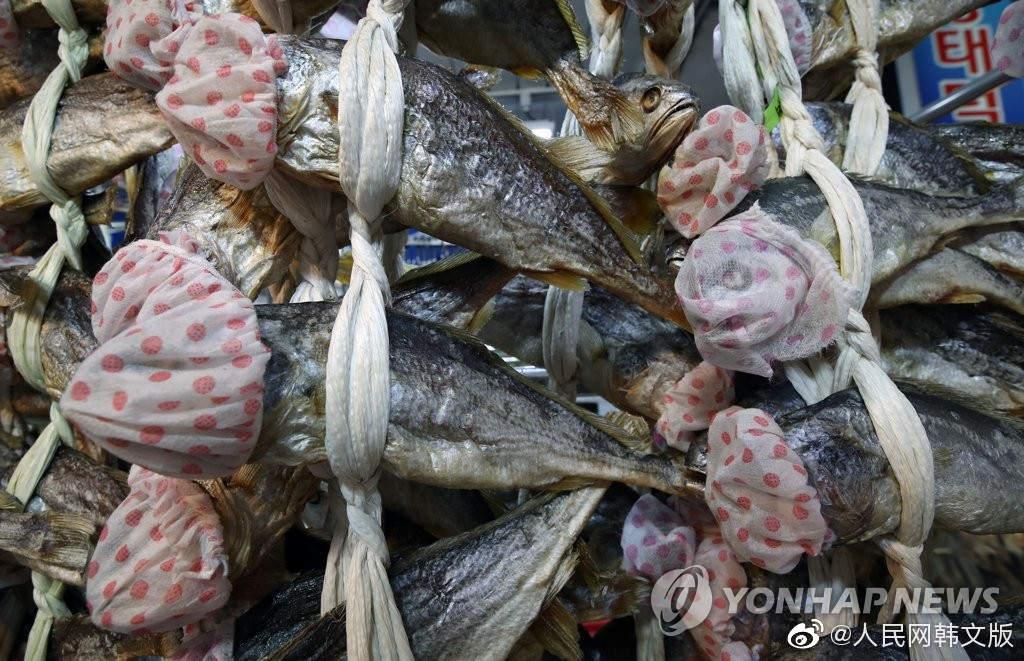 韩海鲜干货店黄花鱼"戴口罩" 呆萌诙谐好似表情包