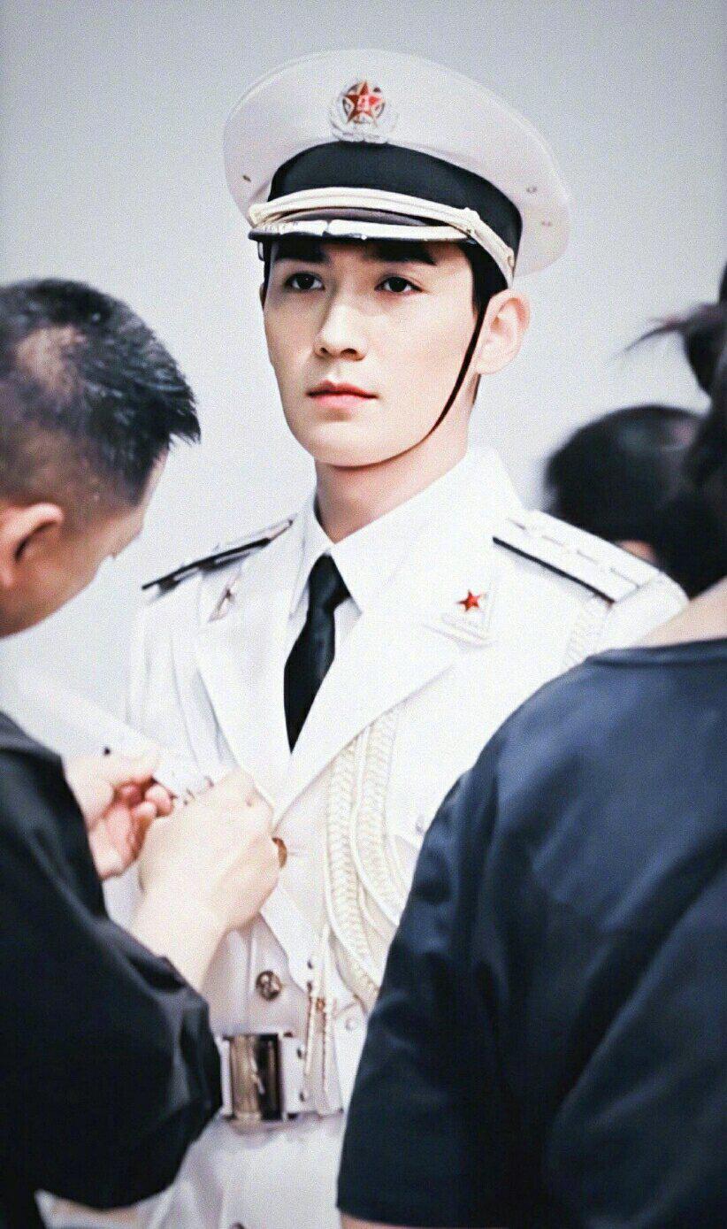 朱一龙帅气制服造型小合集,军装在身,挺拔身姿