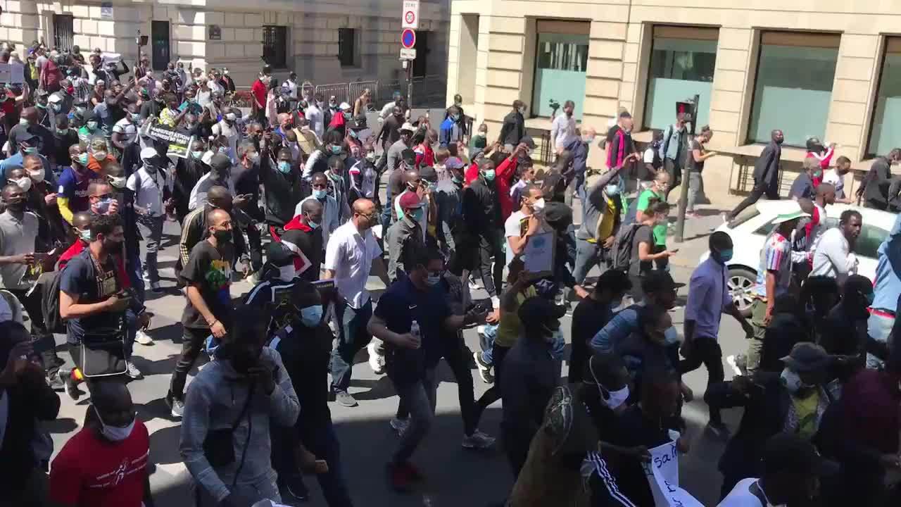 巴黎爆发大规模游行:黑压压的人群高喊为本国"黑人之死"翻案