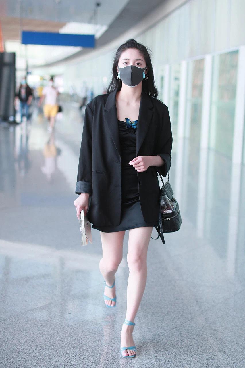 本周女明星街拍看点连连 西装配修身连衣裙