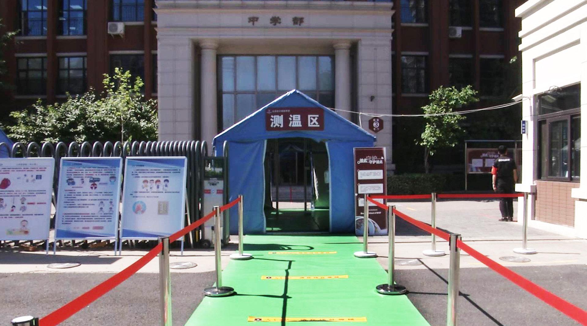 520遇上封闭管理 情侣们隔着学校围栏相会 单身狗点赞:这个狗粮