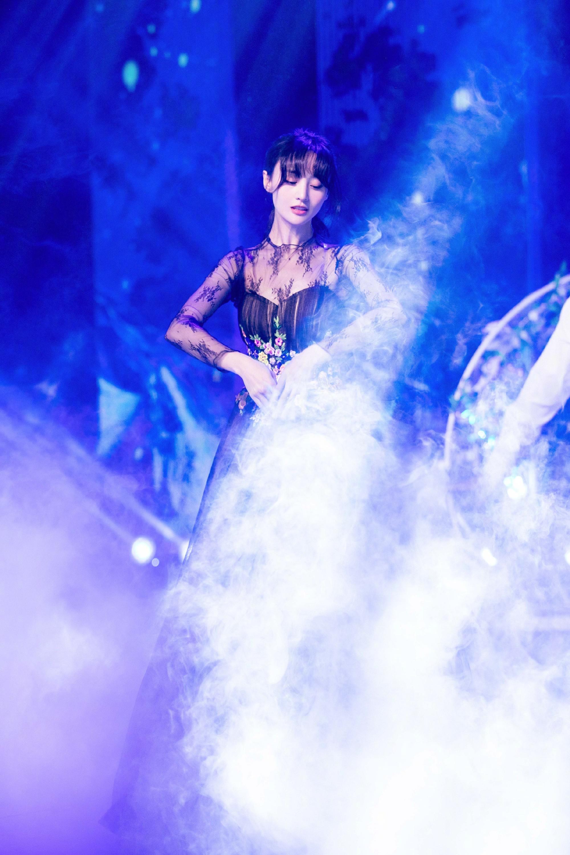 郑爽主题舞蹈秀彩排预告照,一身黑色晚礼裙