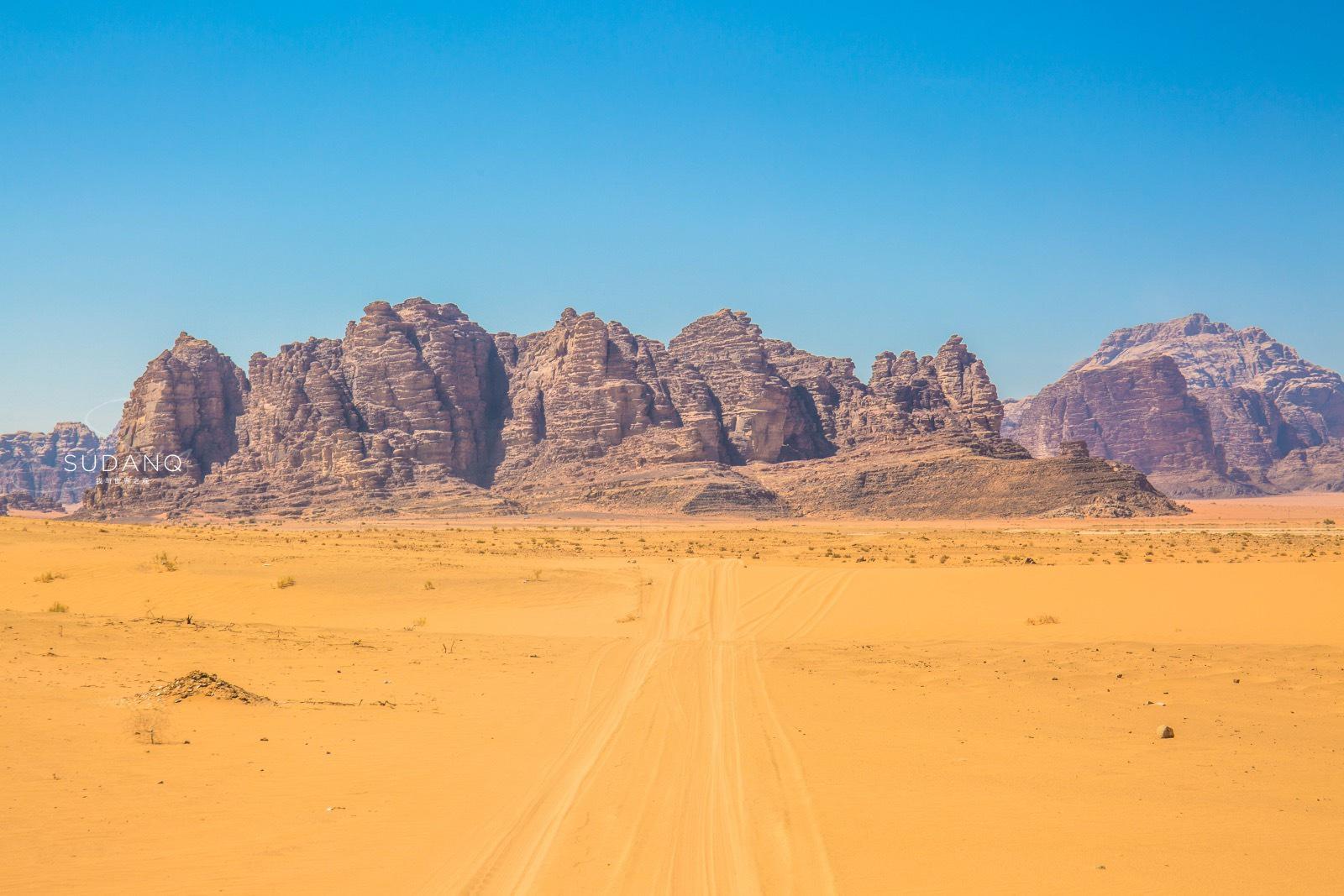 瓦迪拉姆是约旦南部的大沙漠……|沙漠|骆驼_新浪新闻