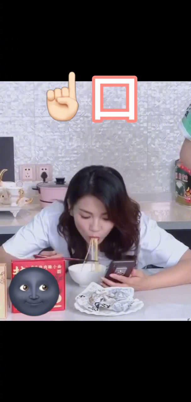 看这吃面的样子像不像一只小兔子?咦