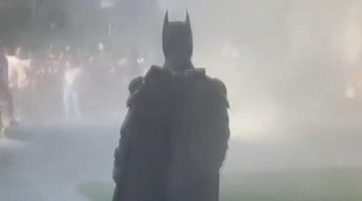 费城变“哥谭”？“蝙蝠侠”现身抗议现场，示威人群高呼英雄