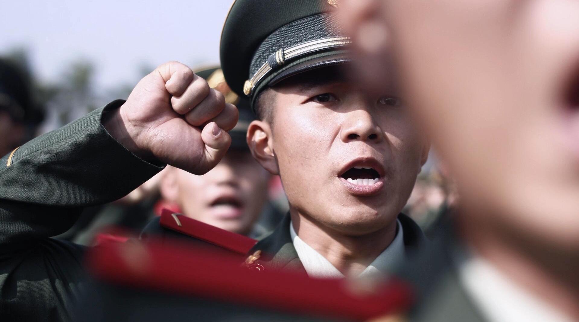 武警新兵的授衔仪式,战士们士气高昂,现场画面非常壮观!_新浪新闻