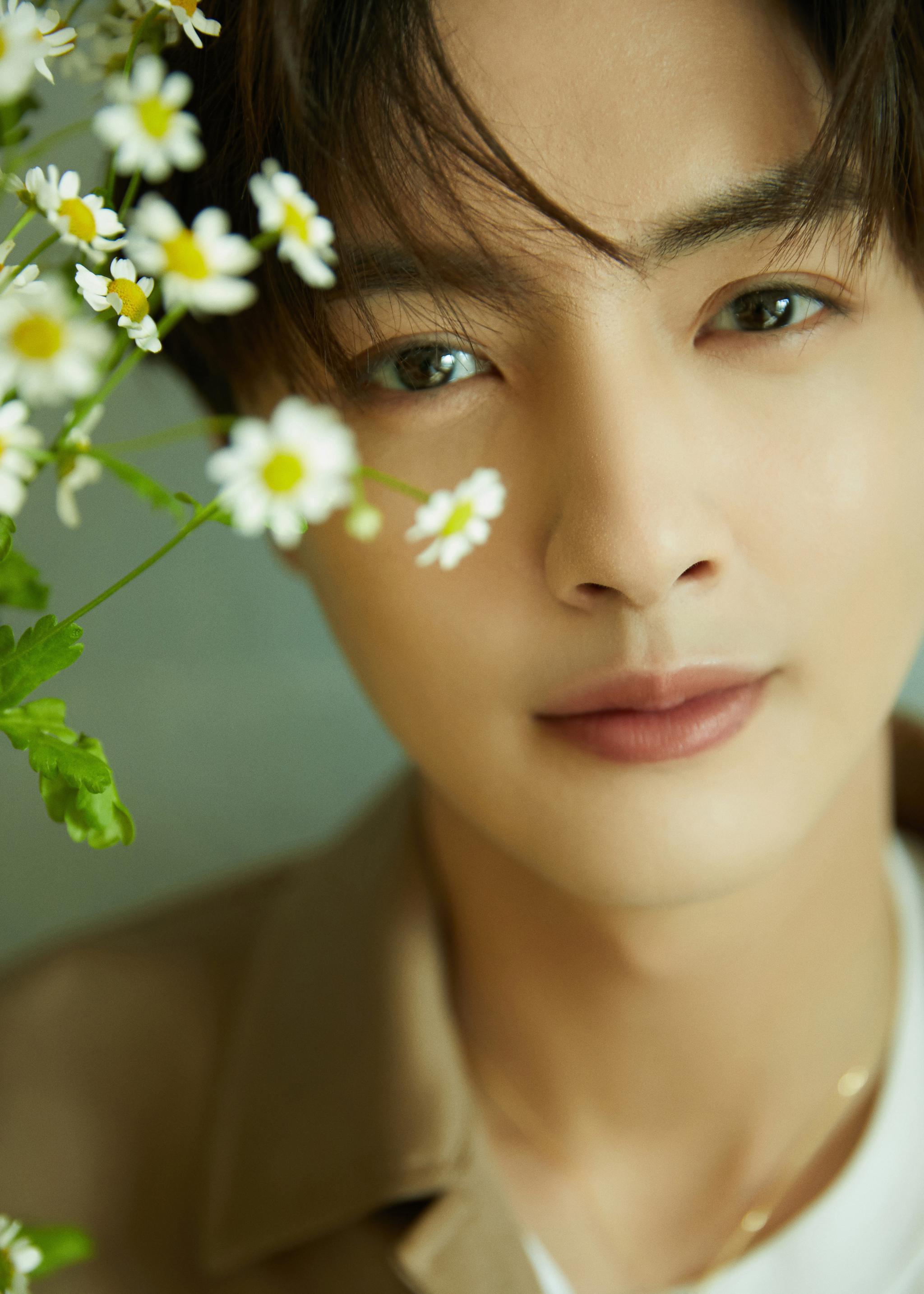 发布全新写真,莫兰迪色背景中……|莫兰迪|官鸿_新浪新闻