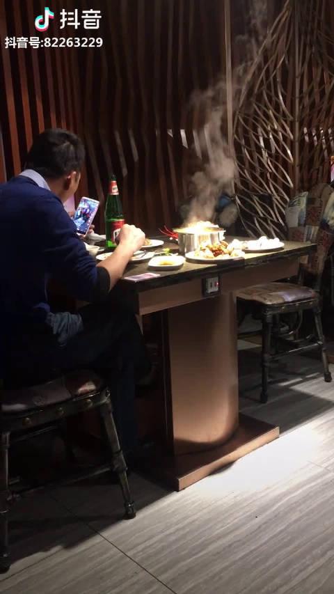 这背影充满了孤独,一人吃火锅!中年男人的孤独谁懂?