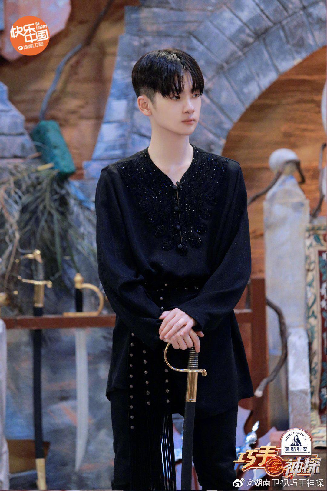 周震南《巧手神探》剧照抢先看,戴上眼镜口罩