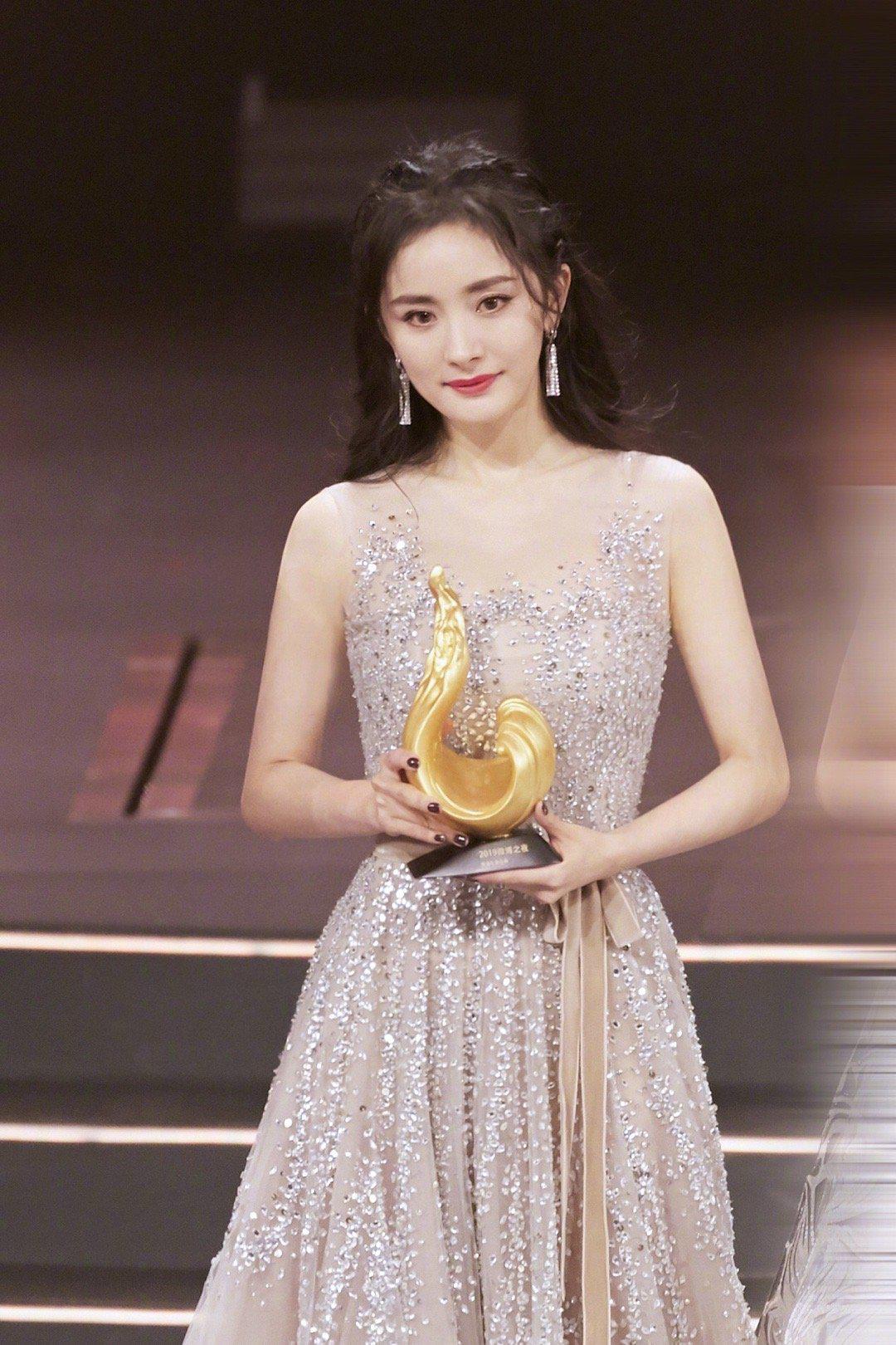 女明星们繁星点点礼裙美哭了 杨幂/迪丽热巴/古力娜扎/angelababy