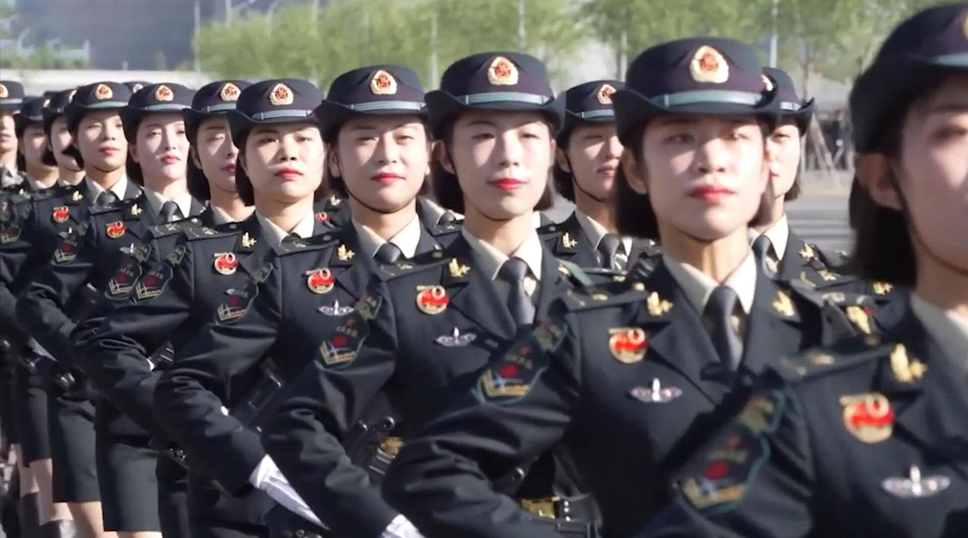 英姿飒爽的中国女兵:开得了导弹发射车……_新浪新闻
