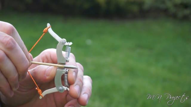 大神打造一张有两个弹簧构成的微型弓箭