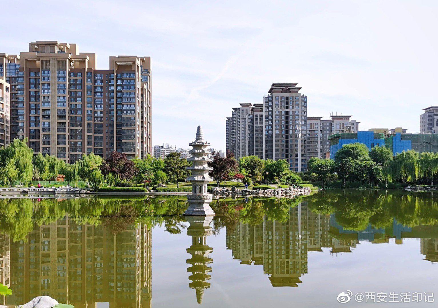 西安高新区有一个木塔寺公园,清晨来这里跑步,傍晚在这里散步