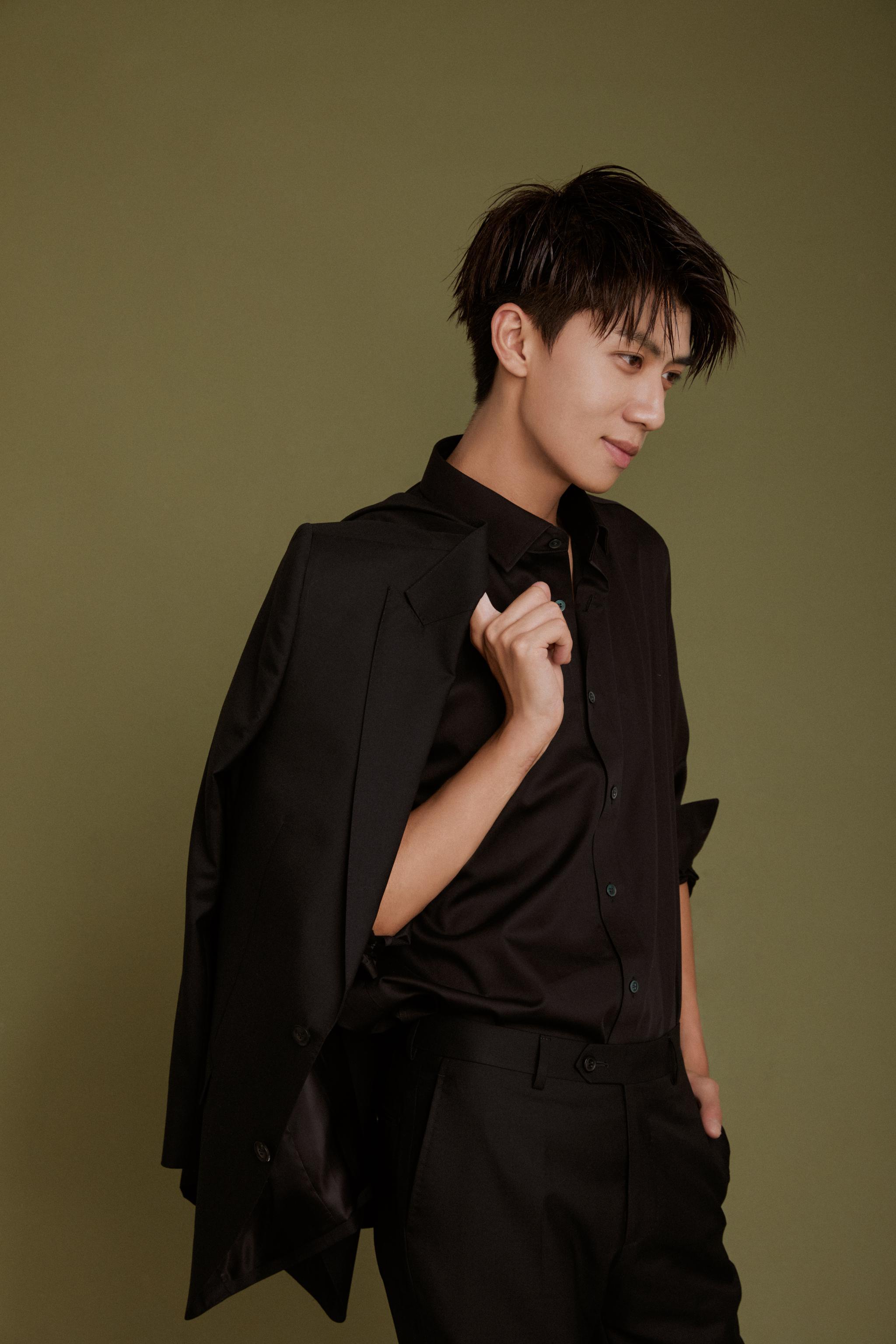 今日@演员任宥纶 曝光的一组时尚写真,一身黑色西装