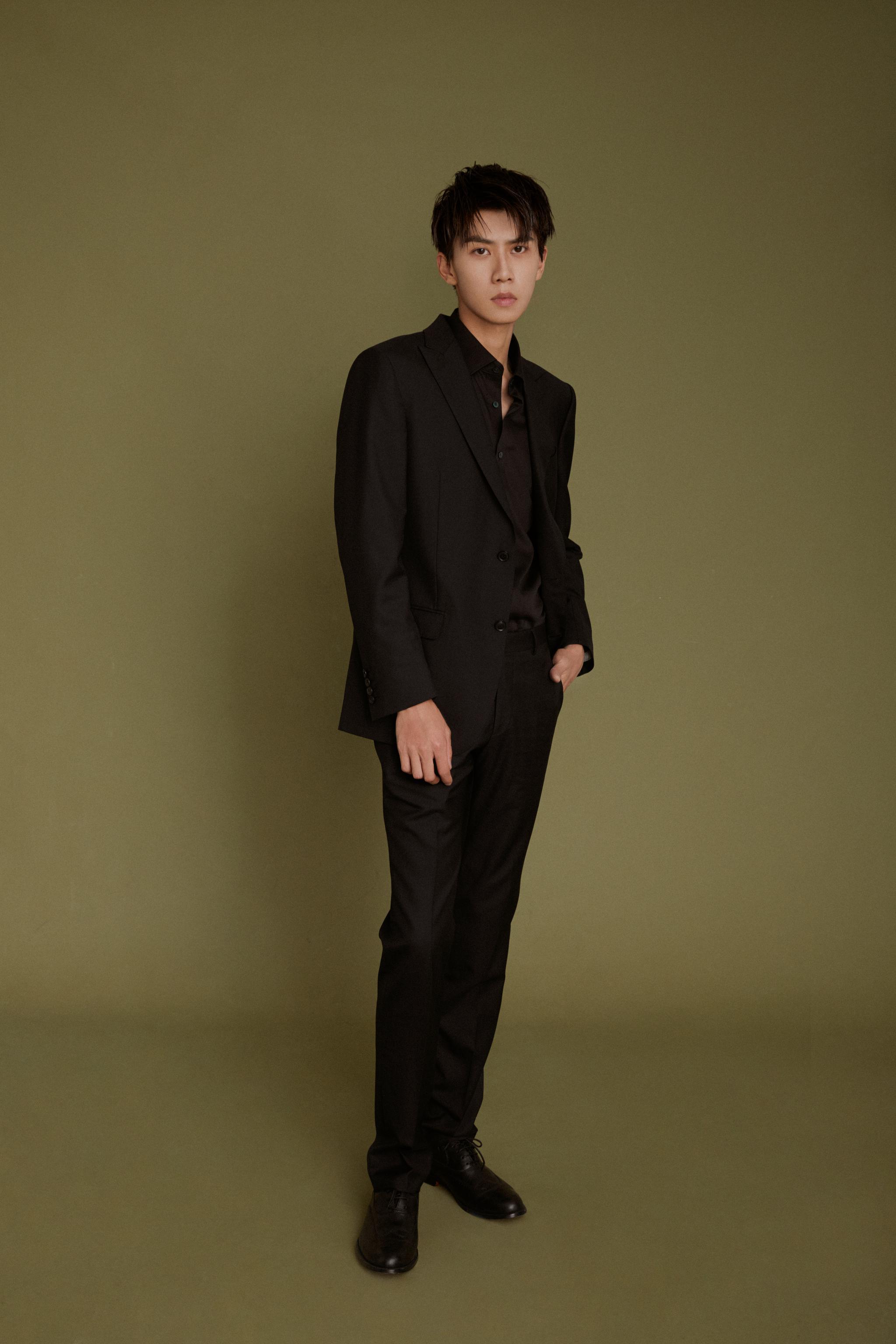 今日@演员任宥纶 曝光的一组时尚写真,一身黑色西装