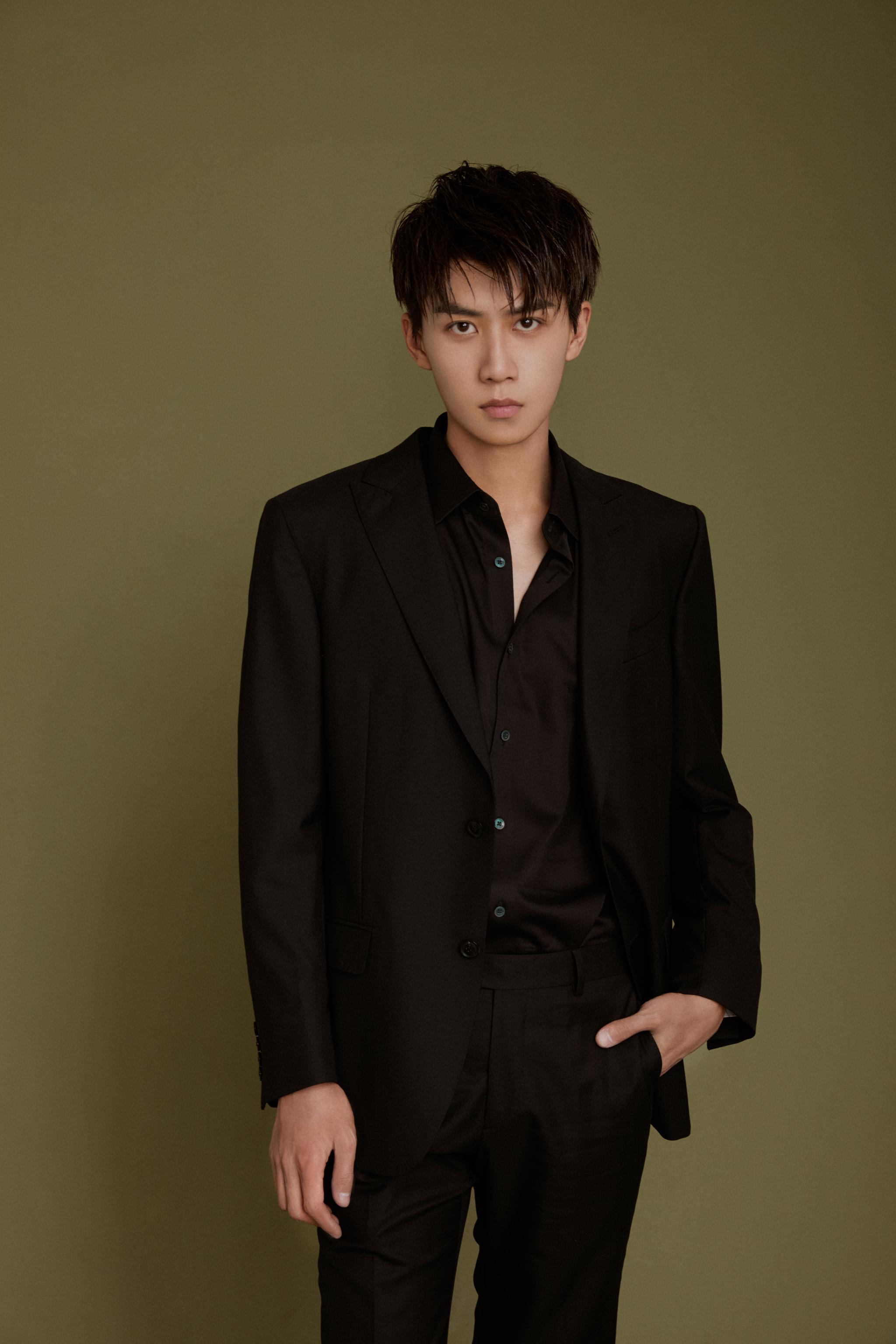 今日@演员任宥纶 曝光的一组时尚写真,一身黑色西装