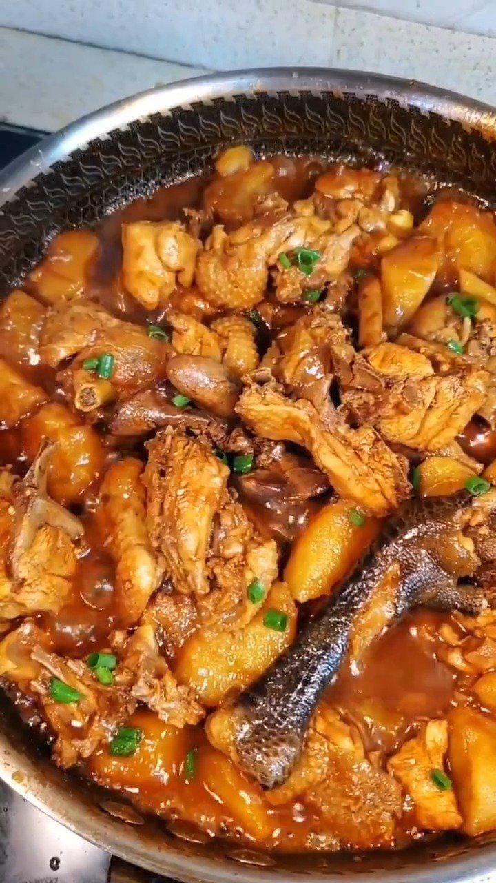 为了有芋儿鸡吃,四娃又买20只小鸡回家养,希望这次成活率高一些