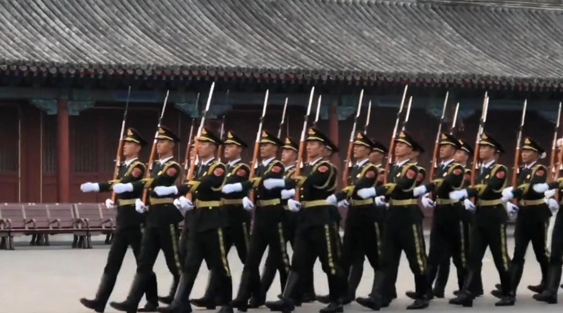 实拍三军仪仗队日常训练，自带音效的脚步声让人热血沸腾！_新浪新闻